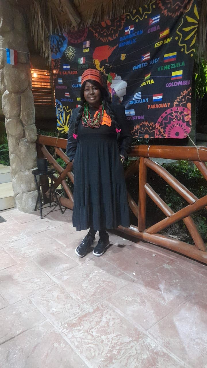 Tía Wendy frente a banderas de Latinoamérica