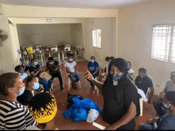 Tía Wendy enseñando a la comunidad