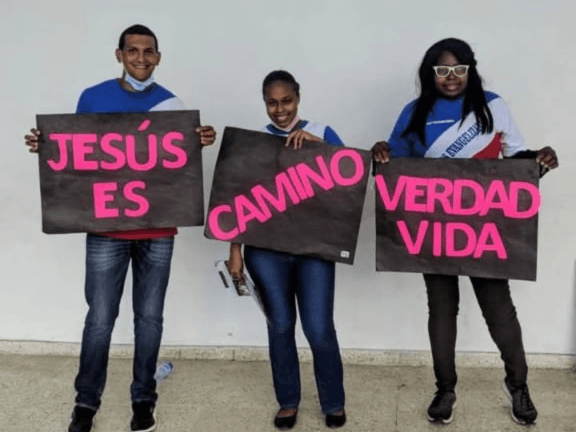 Jóvenes sosteniendo carteles de Jesús es el Camino